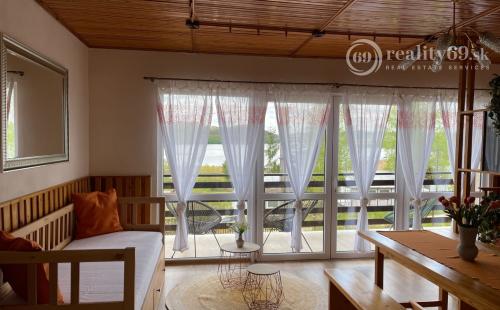 PREDANÉ - MAĎARSKO - JAZERO RAKACA - 2 IZBOVÁ CHATA S TOP VÝHĽADOM NA JAZERO S TERASOU.