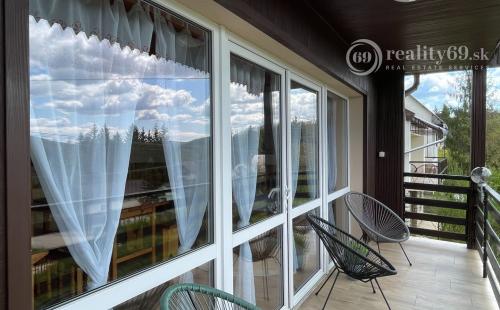 PREDANÉ - MAĎARSKO - JAZERO RAKACA - 2 IZBOVÁ CHATA S TOP VÝHĽADOM NA JAZERO S TERASOU.