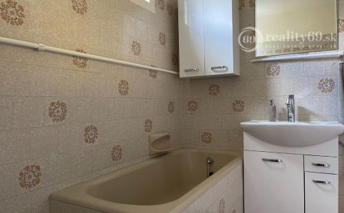 PREDANÉ - MAĎARSKO - JAZERO RAKACA - 2 IZBOVÁ CHATA S TOP VÝHĽADOM NA JAZERO S TERASOU.