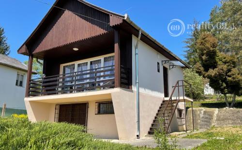 PREDANÉ - MAĎARSKO - JAZERO RAKACA - 2 IZBOVÁ CHATA S TOP VÝHĽADOM NA JAZERO S TERASOU.