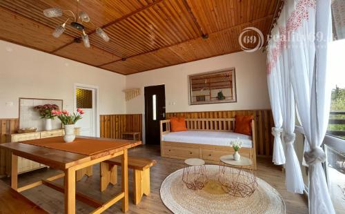 PREDANÉ - MAĎARSKO - JAZERO RAKACA - 2 IZBOVÁ CHATA S TOP VÝHĽADOM NA JAZERO S TERASOU.