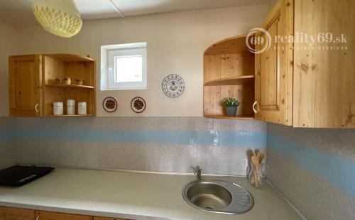 PREDANÉ - MAĎARSKO - JAZERO RAKACA - 2 IZBOVÁ CHATA S TOP VÝHĽADOM NA JAZERO S TERASOU.