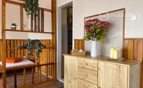 PREDANÉ - MAĎARSKO - JAZERO RAKACA - 2 IZBOVÁ CHATA S TOP VÝHĽADOM NA JAZERO S TERASOU.