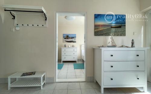 PREDANÉ - MAĎARSKO - JAZERO RAKACA - PEKNÁ 2 IZBOVÁ CHATA PRI JAZERE S TERASOU.