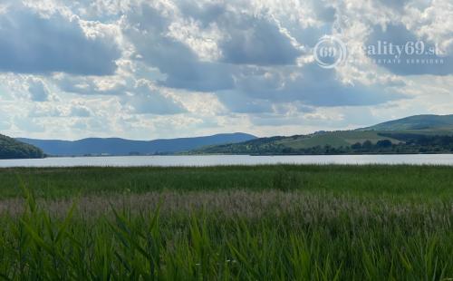 MAĎARSKO - JAZERO RAKACA  STAVEBNÝ POZEMOK 201 M2 - IS NA POZEMKU.