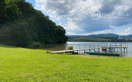 MAĎARSKO - JAZERO RAKACA  STAVEBNÝ POZEMOK 201 M2 - IS NA POZEMKU.