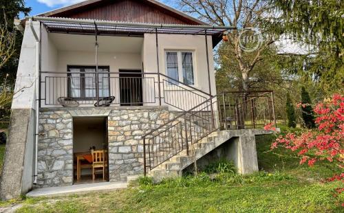 PREDANÉ - MAĎARSKO - JAZERO RAKACA - ZARIADENÁ 2 IZBOVÁ CHATA PRI JAZERE S TERASOU.