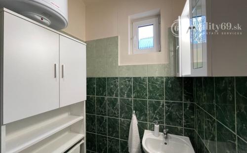 PREDANÉ - MAĎARSKO - JAZERO RAKACA - ZARIADENÁ 2 IZBOVÁ CHATA PRI JAZERE S TERASOU.