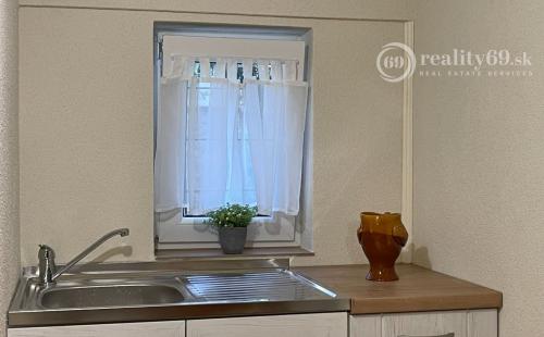 PREDANÉ - MAĎARSKO - JAZERO RAKACA - ZARIADENÁ 2 IZBOVÁ CHATA PRI JAZERE S TERASOU.