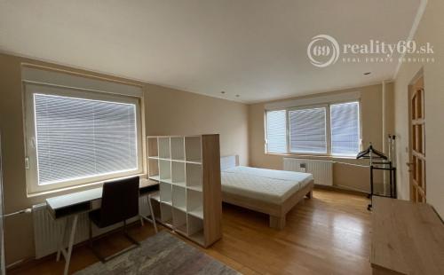 JUH - FIBICHOVÁ PRI AUPARKU 2 IZBOVÝ BYT VRÁTANE ZARIADENIA K DISPOZÍCIÍ IHNEĎ