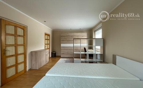 JUH - FIBICHOVÁ PRI AUPARKU 2 IZBOVÝ BYT VRÁTANE ZARIADENIA K DISPOZÍCIÍ IHNEĎ