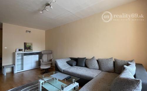 JUH - FIBICHOVÁ PRI AUPARKU 2 IZBOVÝ BYT VRÁTANE ZARIADENIA K DISPOZÍCIÍ IHNEĎ