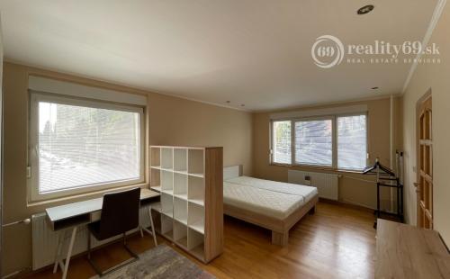 JUH - FIBICHOVÁ PRI AUPARKU 2 IZBOVÝ BYT VRÁTANE ZARIADENIA K DISPOZÍCIÍ IHNEĎ