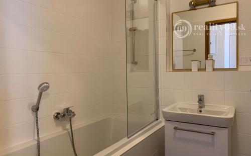 STARÉ MESTO - STROJÁRENSKÁ NOVOSTAVBA 2 IZBOVÝ KOMPLETNE ZARIADENÝ TEHLOVÝ BYT.