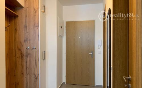 STARÉ MESTO - STROJÁRENSKÁ NOVOSTAVBA 2 IZBOVÝ KOMPLETNE ZARIADENÝ TEHLOVÝ BYT.