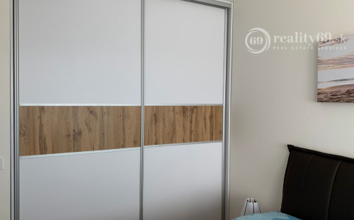 STARÉ MESTO - STROJÁRENSKÁ NOVOSTAVBA 2 IZBOVÝ KOMPLETNE ZARIADENÝ TEHLOVÝ BYT.