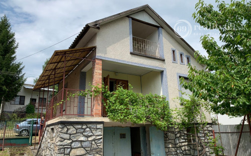 MAĎARSKO - JAZERO RAKACA - POSCHODOVÁ CHATA PRI JAZERE S TERASOU, GARÁŽ.