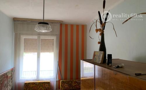 MAĎARSKO - JAZERO RAKACA - POSCHODOVÁ CHATA PRI JAZERE S TERASOU, GARÁŽ.