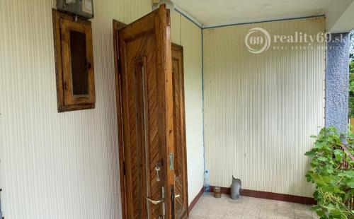 MAĎARSKO - JAZERO RAKACA - POSCHODOVÁ CHATA PRI JAZERE S TERASOU, GARÁŽ.