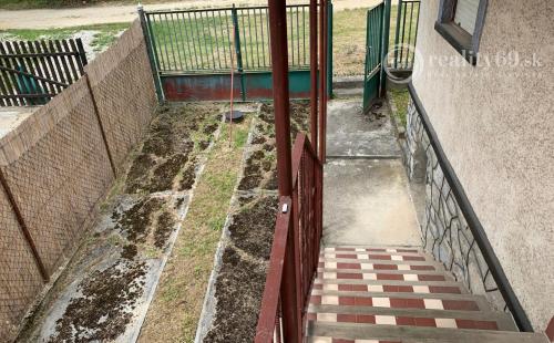 MAĎARSKO - JAZERO RAKACA - POSCHODOVÁ CHATA PRI JAZERE S TERASOU, GARÁŽ.