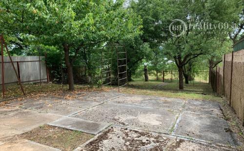 MAĎARSKO - JAZERO RAKACA - POSCHODOVÁ CHATA PRI JAZERE S TERASOU, GARÁŽ.