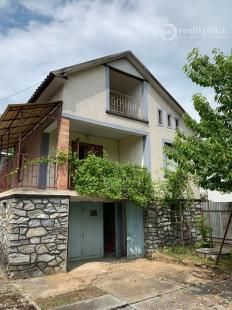 MAĎARSKO - JAZERO RAKACA - POSCHODOVÁ CHATA PRI JAZERE S TERASOU, GARÁŽ.