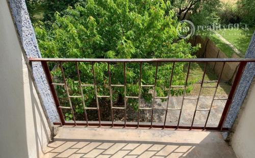 MAĎARSKO - JAZERO RAKACA - POSCHODOVÁ CHATA PRI JAZERE S TERASOU, GARÁŽ.