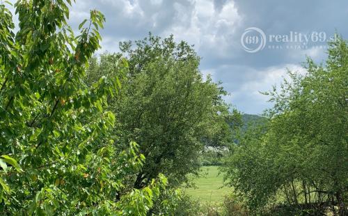 MAĎARSKO - JAZERO RAKACA - POSCHODOVÁ CHATA PRI JAZERE S TERASOU, GARÁŽ.