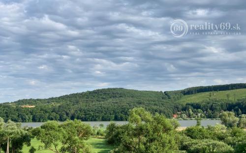 MAĎARSKO - JAZERO RAKACA - POSCHODOVÁ CHATA PRI JAZERE S TERASOU, GARÁŽ.