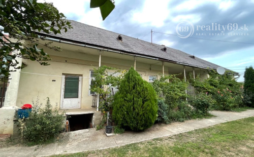 MAĎARSKO - HIDVEGARDÓ 3 IZBOVÝ RODINNÝ DOM V DOBROM POVODNOM STAVE, VÝBORNÁ LOKALITA