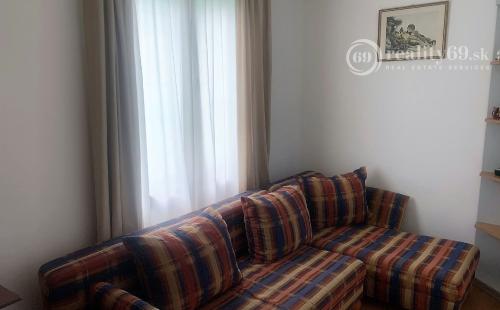 MAĎARSKO - JAZERO RAKACA - 4 IZBOVÁ CHATA S OBYTNÝM PODKROVÍM, SAMOSTATNÁ PIVNICA S VINÁRŇOU.