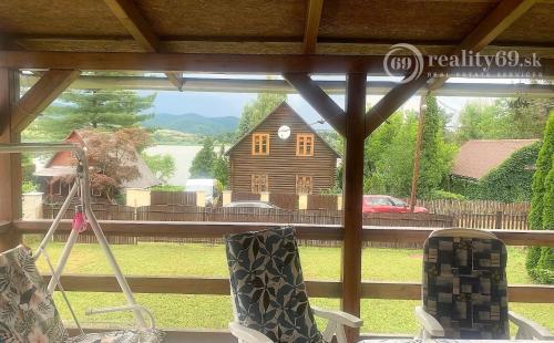 MAĎARSKO - JAZERO RAKACA - 4 IZBOVÁ CHATA S OBYTNÝM PODKROVÍM, SAMOSTATNÁ PIVNICA S VINÁRŇOU.