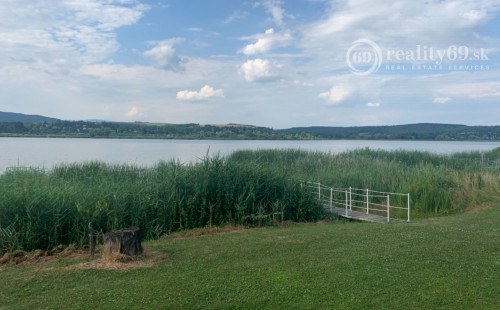 MAĎARSKO - JAZERO RAKACA - 4 IZBOVÁ CHATA S OBYTNÝM PODKROVÍM, SAMOSTATNÁ PIVNICA S VINÁRŇOU.