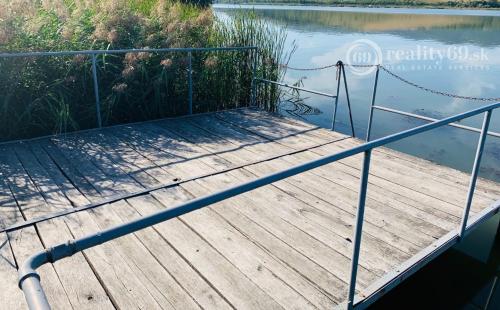 MAĎARSKO - JAZERO RAKACA - 4 IZBOVÁ CHATA S OBYTNÝM PODKROVÍM, SAMOSTATNÁ PIVNICA S VINÁRŇOU.