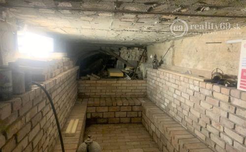 MAĎARSKO - JAZERO RAKACA - 4 IZBOVÁ CHATA S OBYTNÝM PODKROVÍM, SAMOSTATNÁ PIVNICA S VINÁRŇOU.