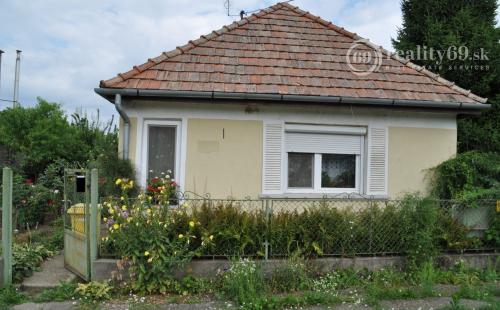 MAĎARSKO - GONC 2 A POLIZBOVÝ RD NA VÝBORNOM MIESTE S UDRŽIAVANOU KVETINOVOU ZÁHRADOU.