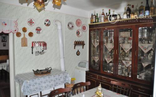 MAĎARSKO - GONC 2 A POLIZBOVÝ RD NA VÝBORNOM MIESTE S UDRŽIAVANOU KVETINOVOU ZÁHRADOU.