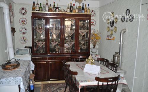 MAĎARSKO - GONC 2 A POLIZBOVÝ RD NA VÝBORNOM MIESTE S UDRŽIAVANOU KVETINOVOU ZÁHRADOU.