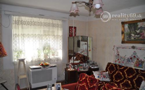 MAĎARSKO - GONC 2 A POLIZBOVÝ RD NA VÝBORNOM MIESTE S UDRŽIAVANOU KVETINOVOU ZÁHRADOU.