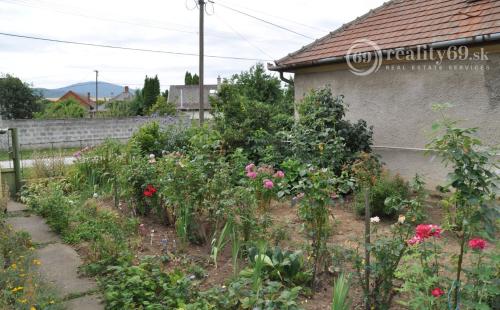 MAĎARSKO - GONC 2 A POLIZBOVÝ RD NA VÝBORNOM MIESTE S UDRŽIAVANOU KVETINOVOU ZÁHRADOU.
