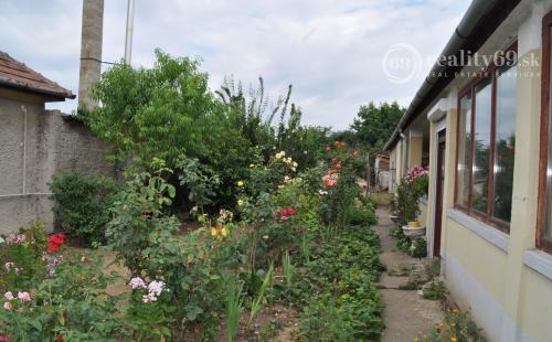 MAĎARSKO - GONC 2 A POLIZBOVÝ RD NA VÝBORNOM MIESTE S UDRŽIAVANOU KVETINOVOU ZÁHRADOU.