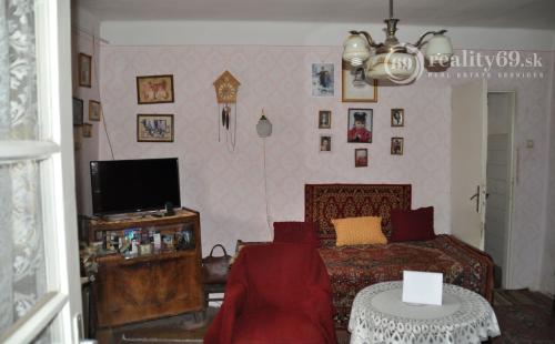 MAĎARSKO - GONC 2 A POLIZBOVÝ RD NA VÝBORNOM MIESTE S UDRŽIAVANOU KVETINOVOU ZÁHRADOU.