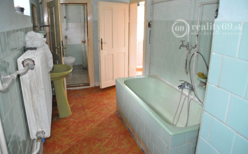 MAĎARSKO - GONC 3 IZBOVÝ  RD V TICHEJ ULIČKE SO SLOVENSKÝM SUSEDOM