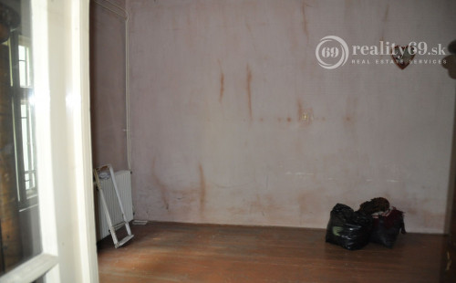 MAĎARSKO - GONC 3 IZBOVÝ  RD V TICHEJ ULIČKE SO SLOVENSKÝM SUSEDOM