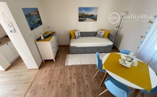 MAĎARSKO - JAZERO RAKACA - 3 IZBOVÁ CHATA S TERASOU.