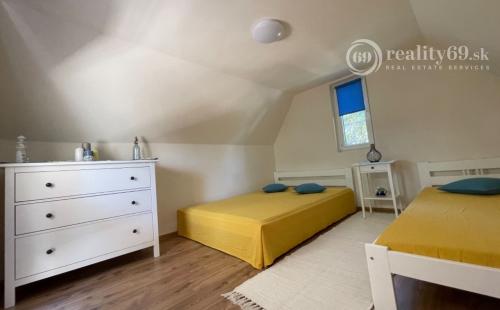 MAĎARSKO - JAZERO RAKACA - 3 IZBOVÁ CHATA S TERASOU.