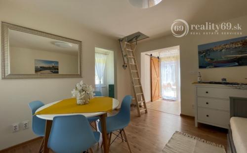 MAĎARSKO - JAZERO RAKACA - 3 IZBOVÁ CHATA S TERASOU.