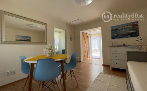 MAĎARSKO - JAZERO RAKACA - 3 IZBOVÁ CHATA S TERASOU.