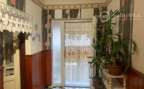 MAĎARSKO - SZENDRŐ 3 IZBOVÝ ZREKONŠTRUAVANÝ RODINNÝ DOM S TERASOU