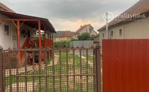 MAĎARSKO - SZENDRŐ 3 IZBOVÝ ZREKONŠTRUAVANÝ RODINNÝ DOM S TERASOU